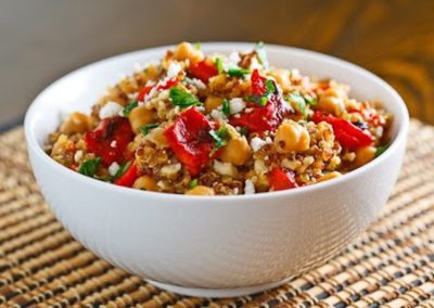 Quinoa salad with red pepper, spinach and feta