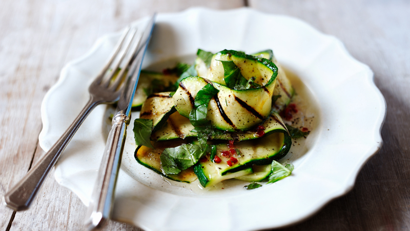 Courgette noodles with tangy cashew sauce